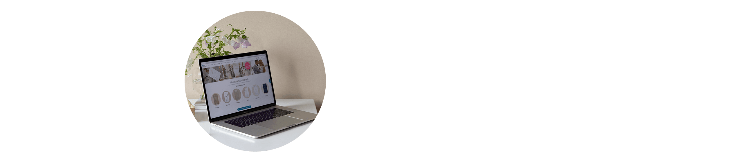Lampe und Computer mit Website-Beispiel auf Schreibtisch