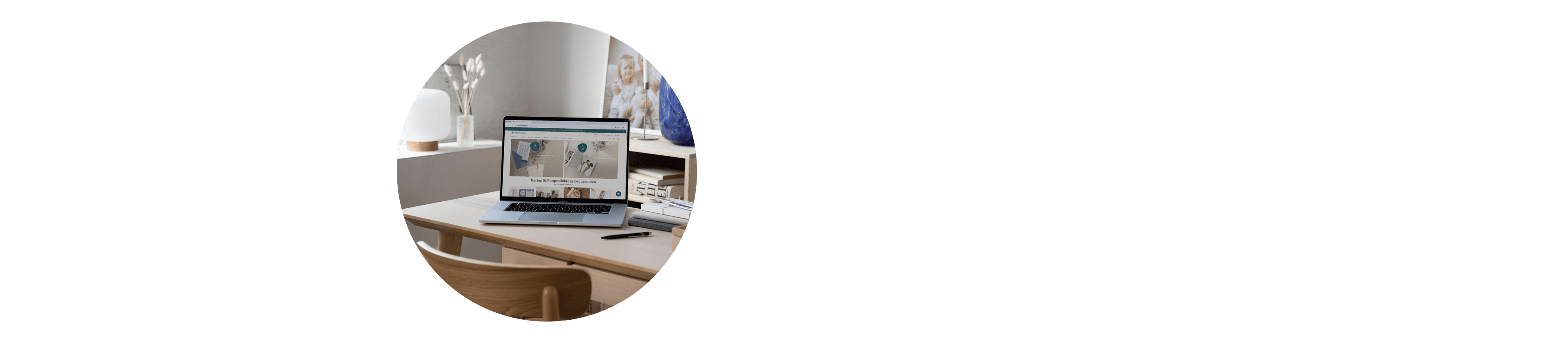 Laptop steht auf Schreibtisch