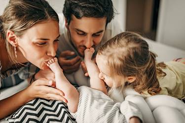 Glückliche Eltern betrachten ihr Baby mit italienischem Mädchennamen