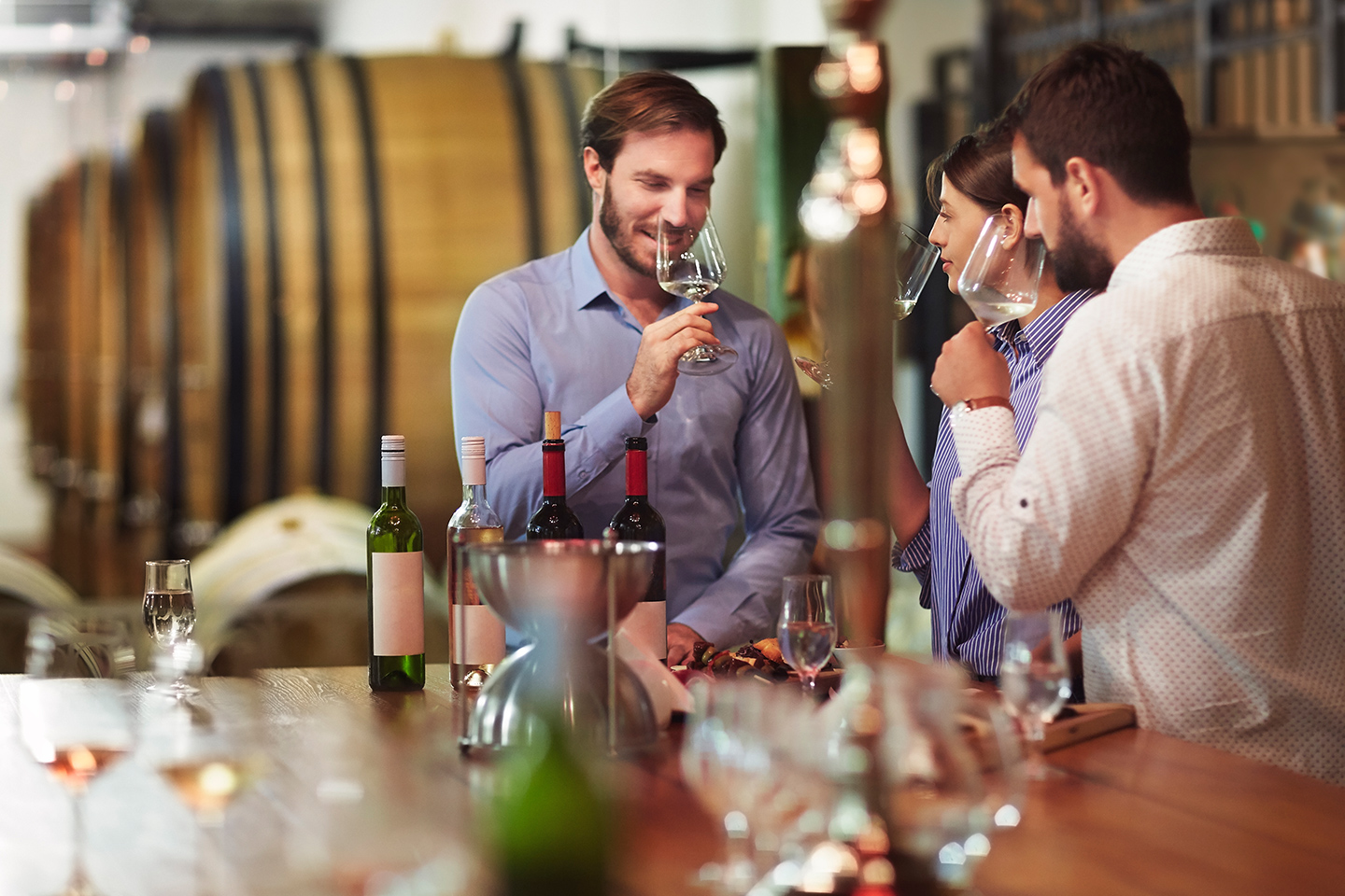 Freunde probieren zusammen Weinproben