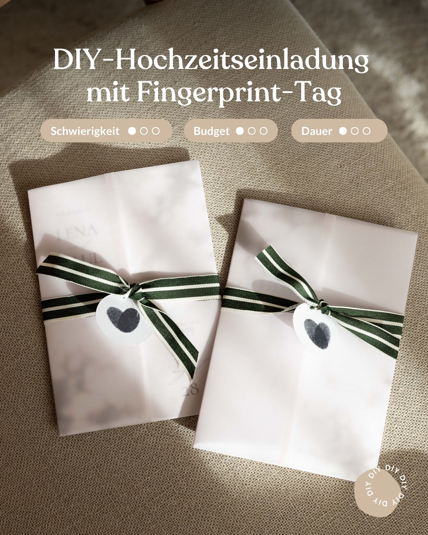 Zwei Einladungskarten zur Hochzeit mit Hülle und gestreiftem Schleifenband mit Fingerprint-Tags
