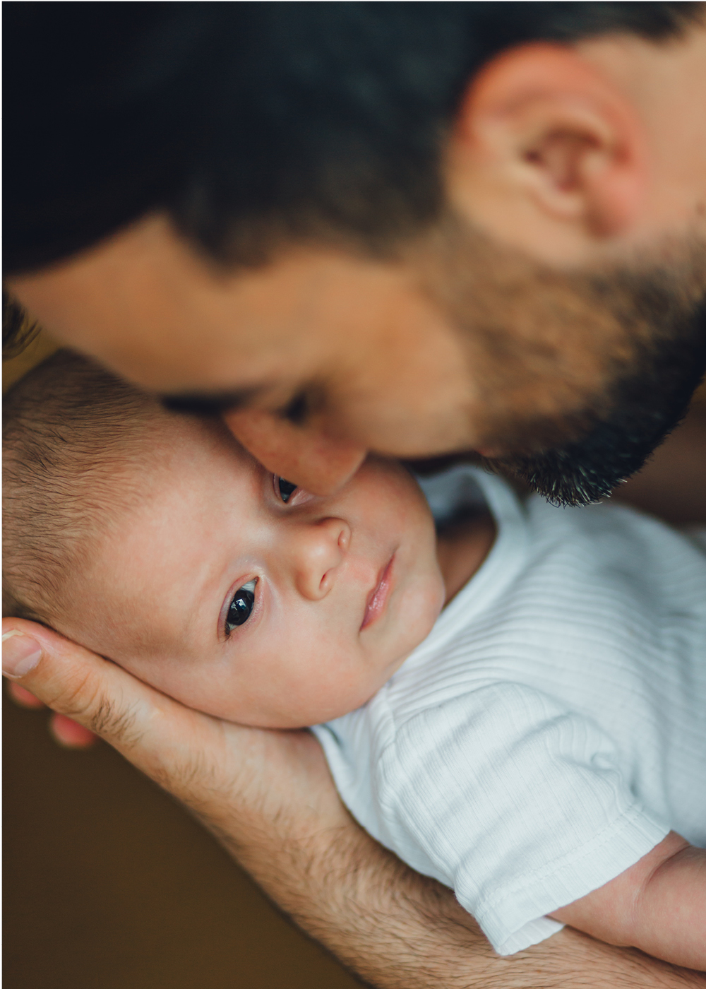 Vater hält Baby im Arm