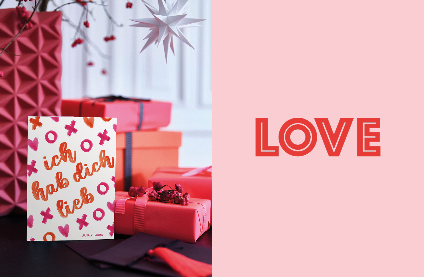 Valentinstag Geschenke: Ich hab dich lieb Karte in Orange & Pink steht auf einem mit Geschenken dekorierten Tisch.
