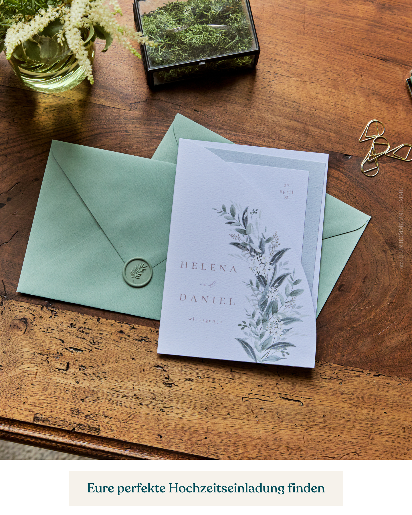 Hochzeitseinladung im Greenery-Stil auf Holztisch