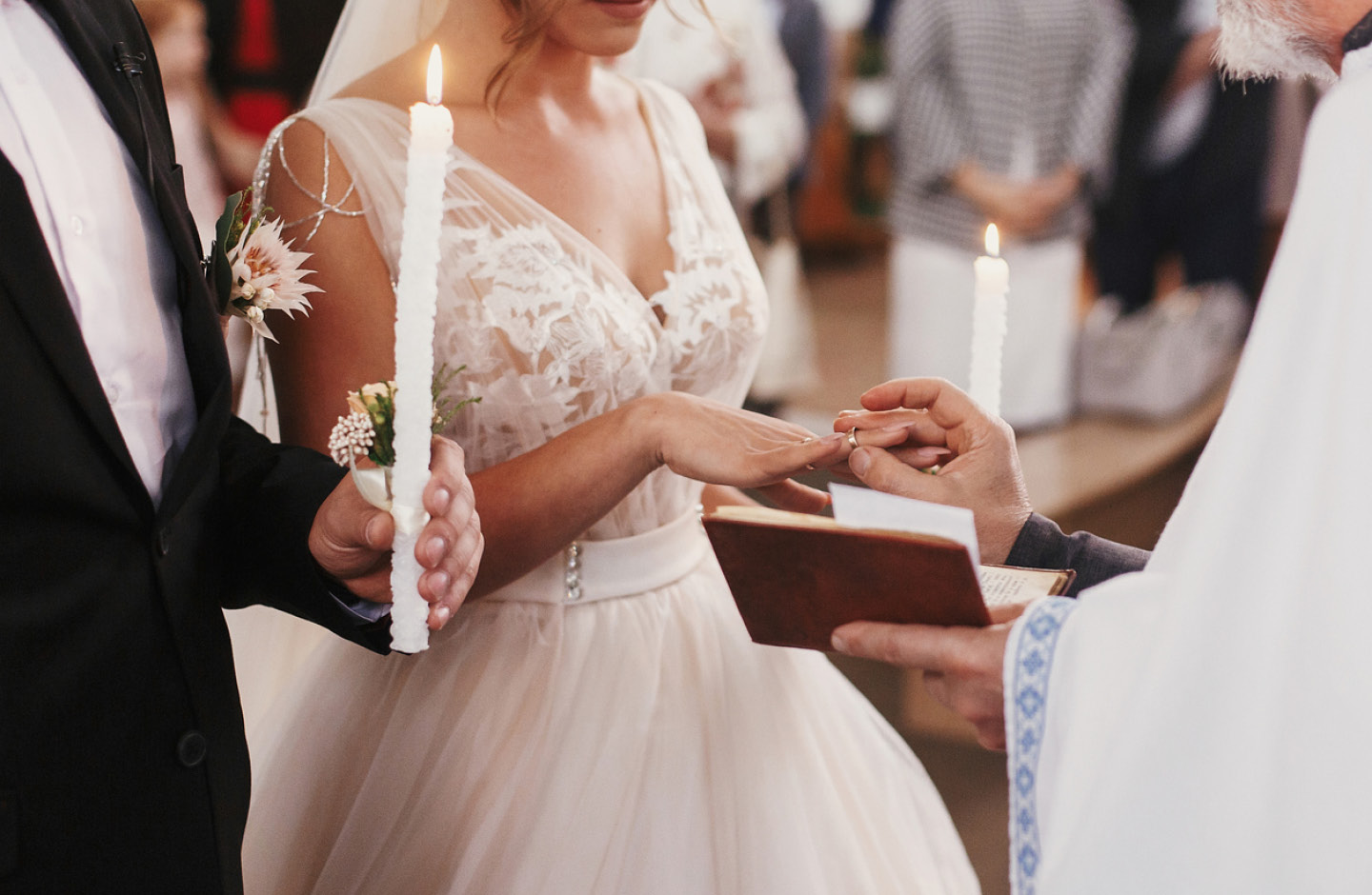 Hochzeitspaar bei der Trauung in der Kirche