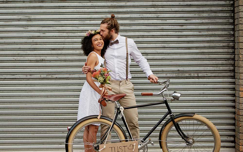 Brautpaar mit Fahrrad