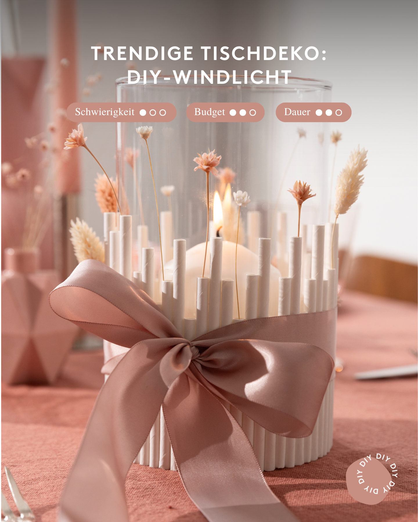 DIY Windlicht mit Strohhalmen und Trockenblumen als DIY Tischdeko zur Hochzeit selber machen.