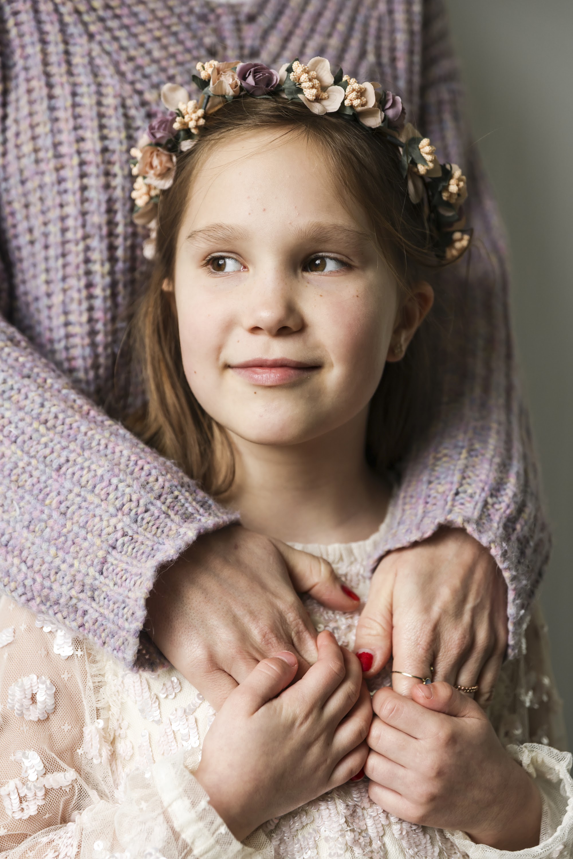 Mädchen im Kommunionskleid und Haarschmuck