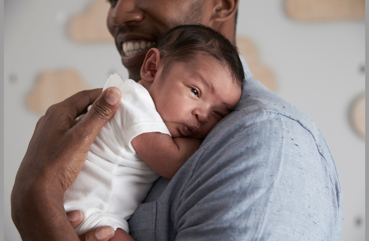 Papa mit Baby 1 Monat alt auf dem Arm