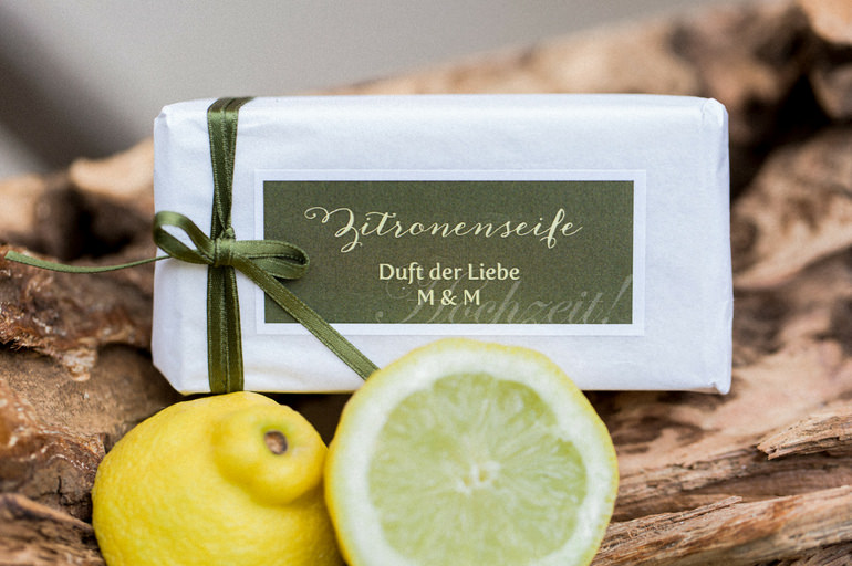 Zitronenseife selbstgemacht mit einem kleinen Spruch und den Namen der Gäste verziert als Gastgeschenk anbieten. 