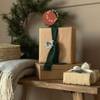 Eingepackte Weihnachtsgeschenke, schön dekoriert auf einem Regal