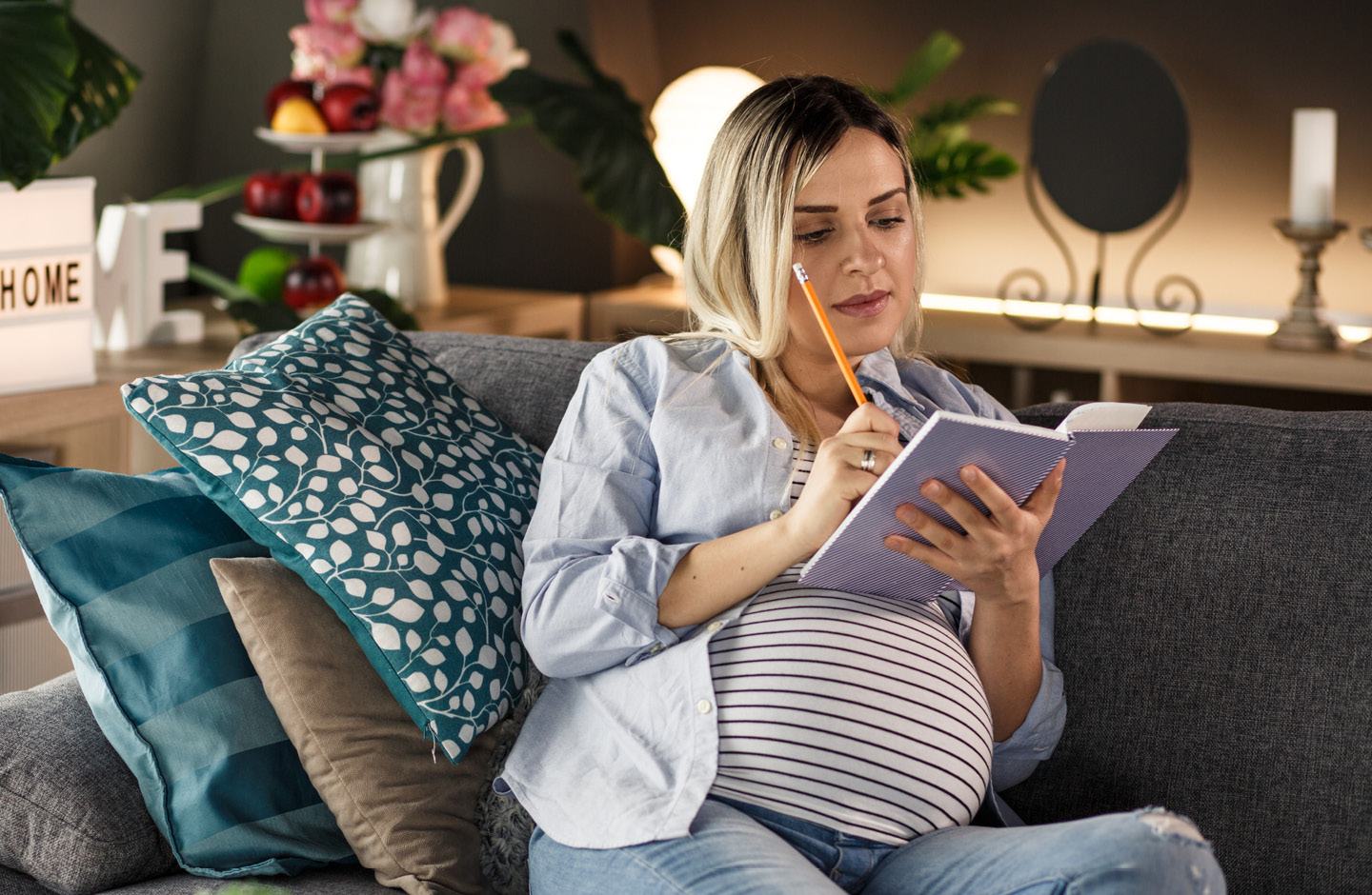 Schwangere schaut in ihre Schwangerschafts-Checkliste