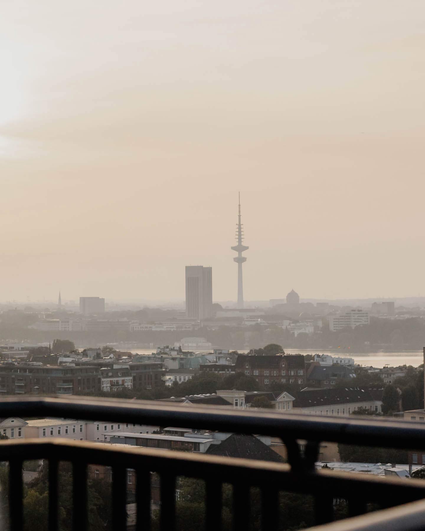 Blick von einer Dachterrasse über Hamburg mit Blick auf den Fernsehturm