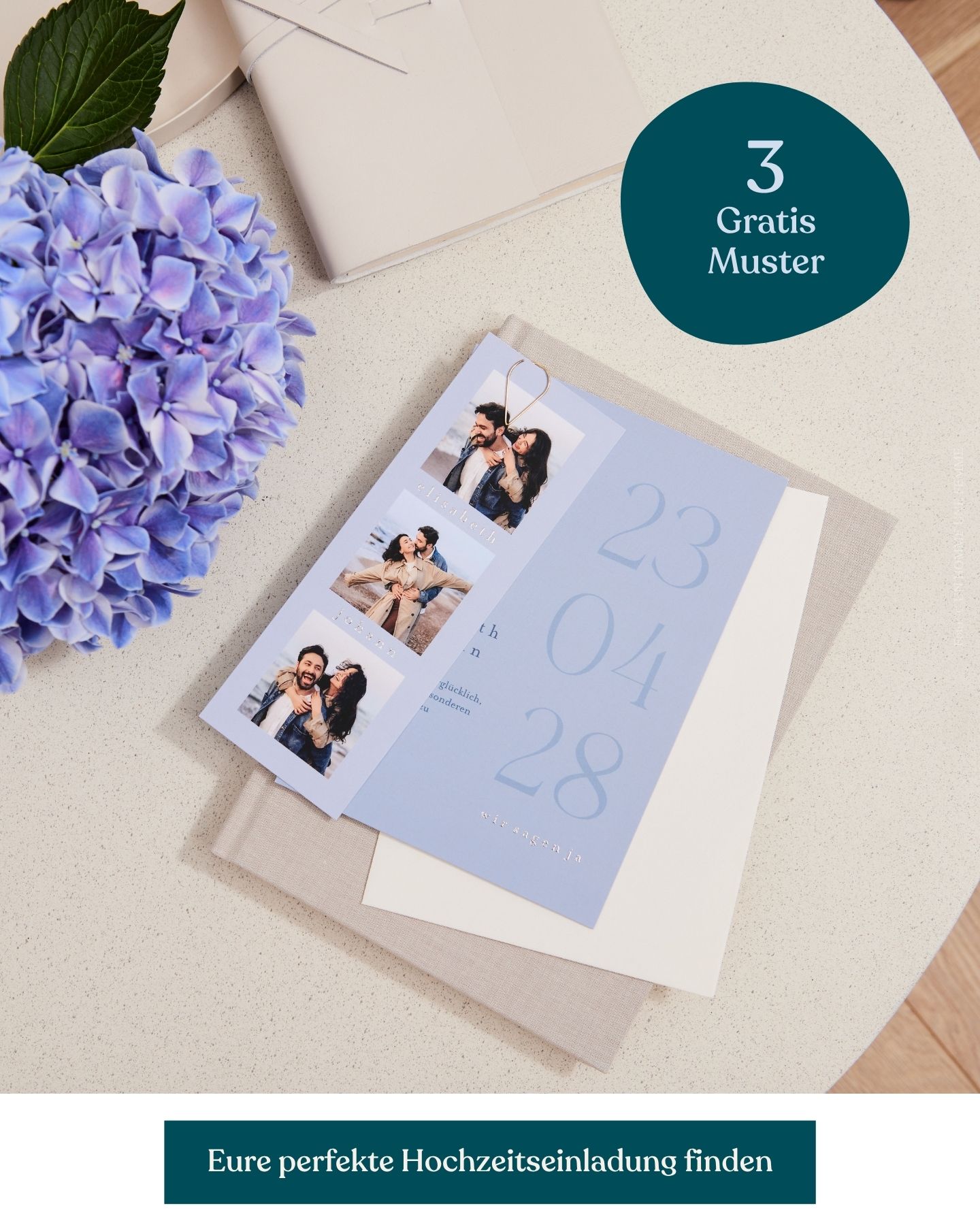 Hochzeitseinladungen und Blumenstrauß in Rosétönen auf rundem Tisch