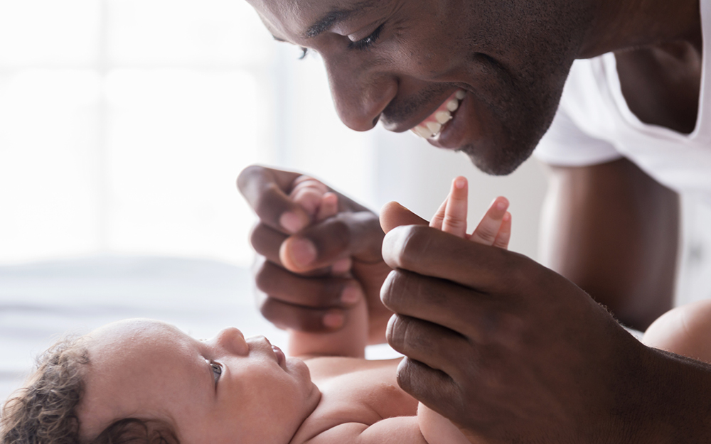 Vater gibt Sohn eine Babymassage