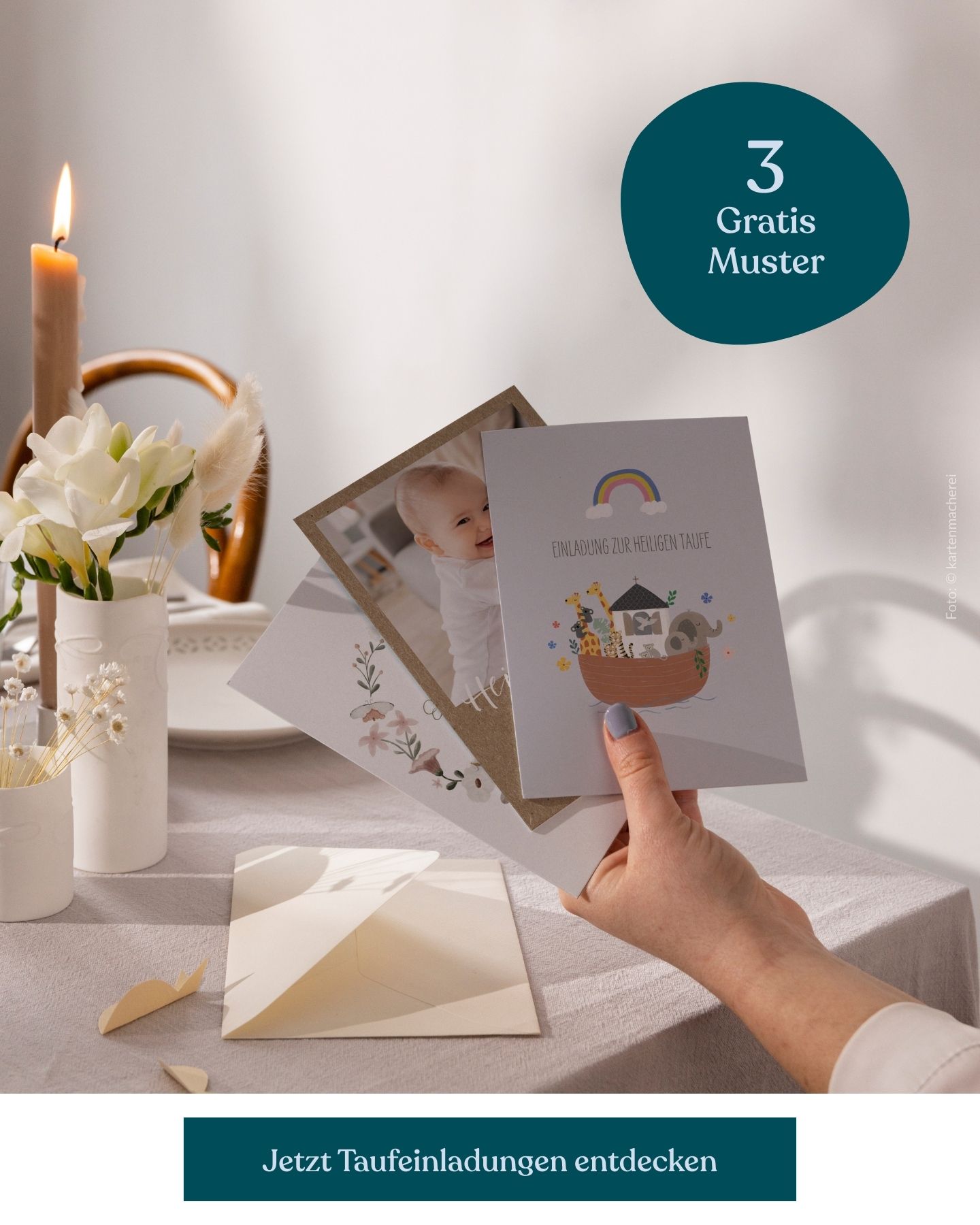 Taufeinladungen auf Umschlägen mit Deko