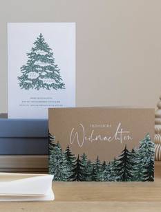 Geschäftliche Weihnachtskarten stehen auf einem Tisch.