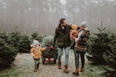 Familie beim Weihnachtsbaumkauf