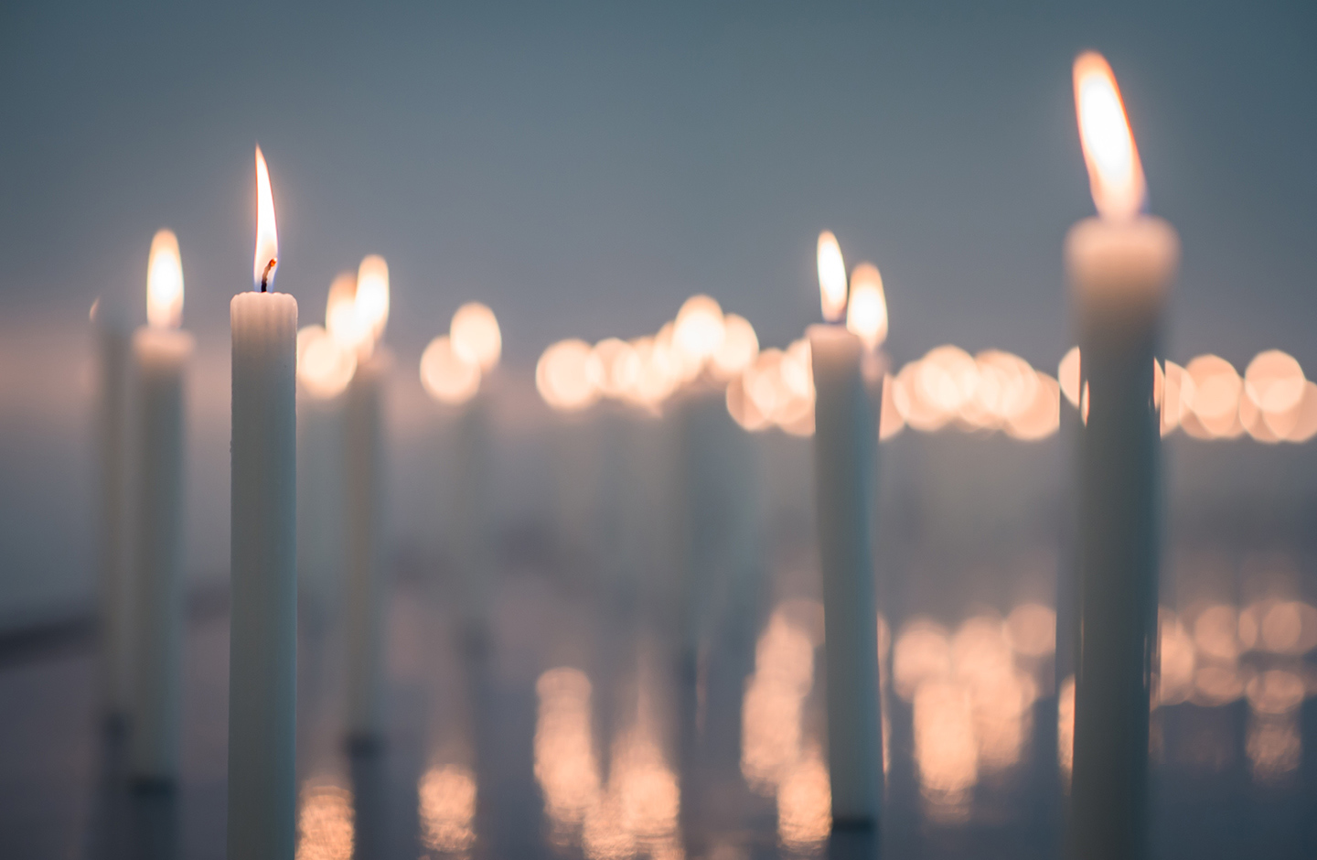 Kerzen leuchten beim Trauergottesdienst.
