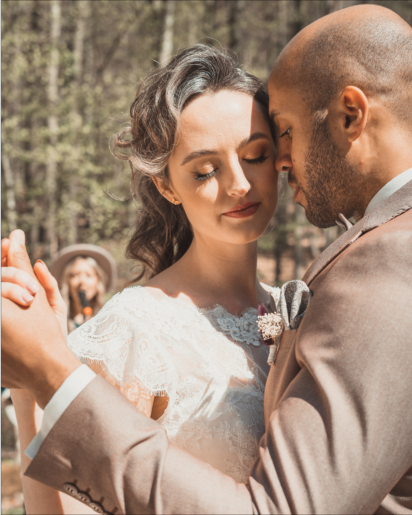 Brautpaar beim Hochzeitstanz im Wald