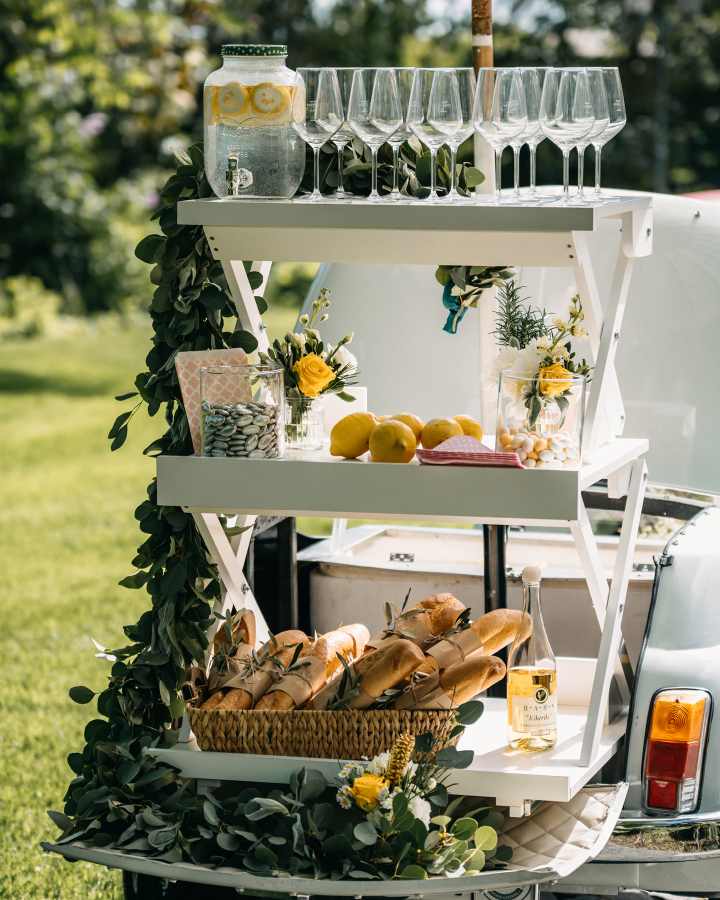 Dreistöckige Saft- & Sektbar ist im Oldtimer-Anhänger aufgebaut. Gäste zur Hochzeit im Weingut können sie so abkühlen.