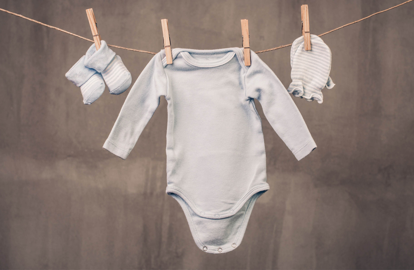 Wäscheleine mit Babykleidung