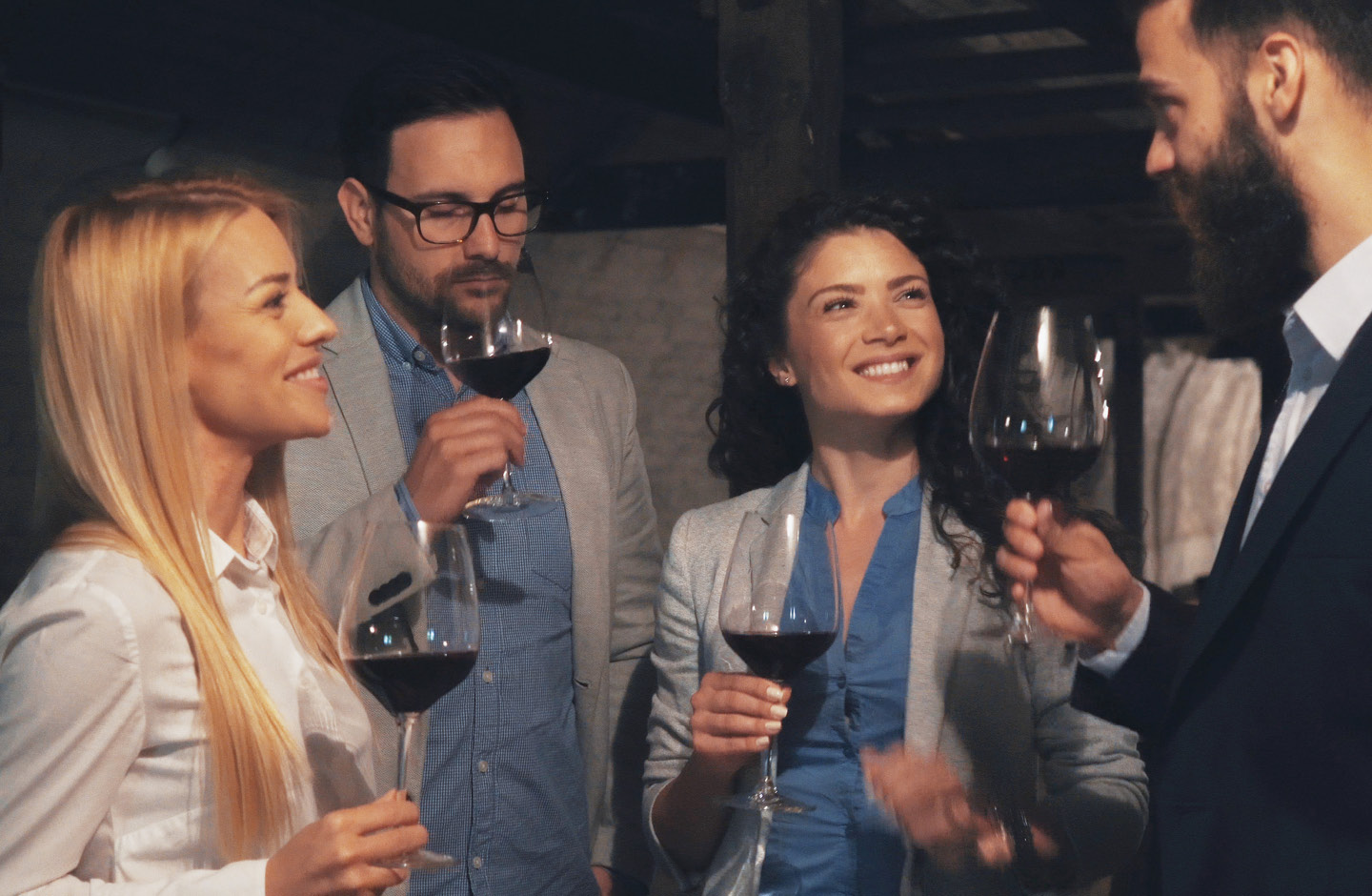 2 Männer und 2 Frauen feiern 30. Geburtstag bei Weinverkostung