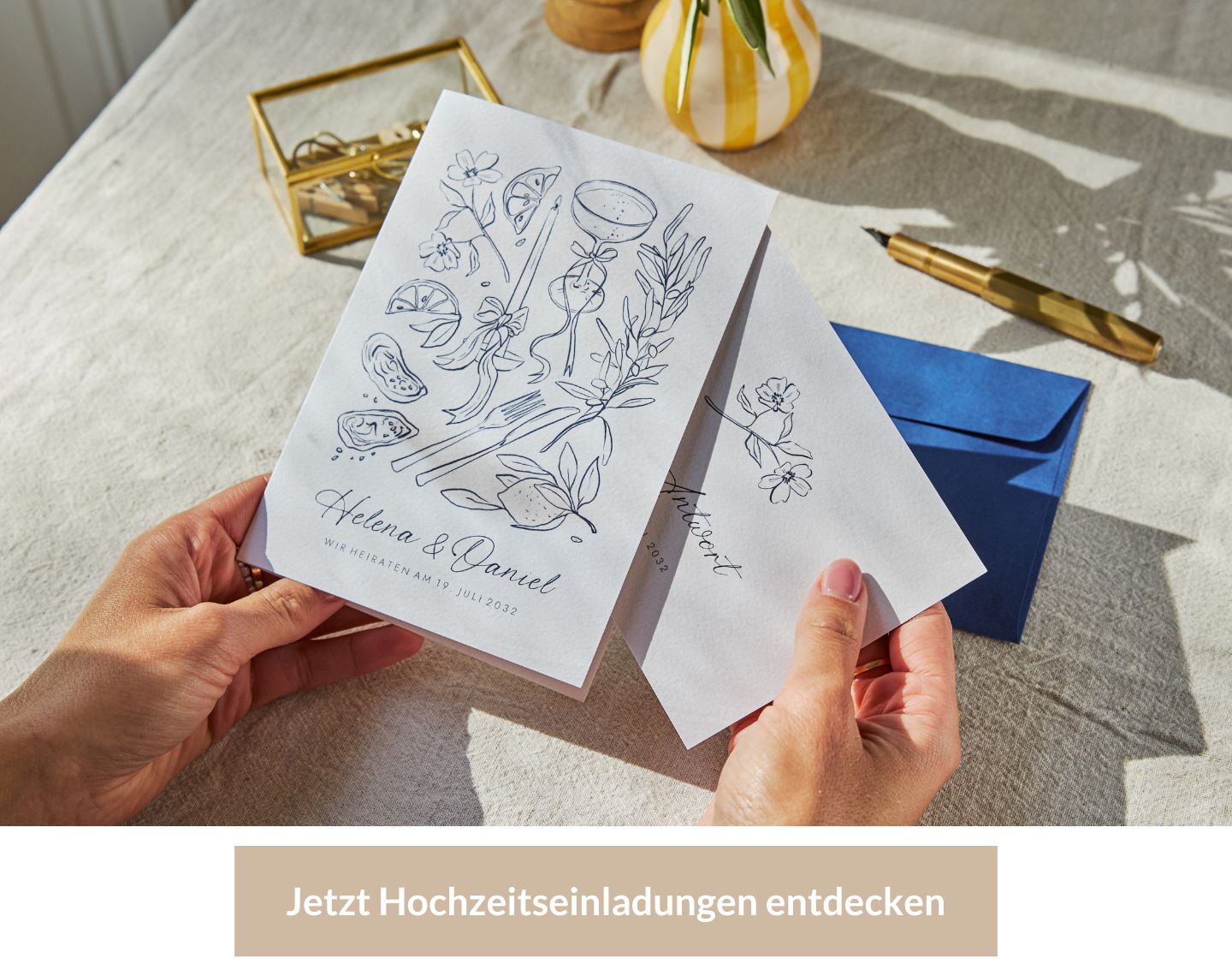 weibliche Hände halten Hochzeitseinladung mit blauem Umschlag