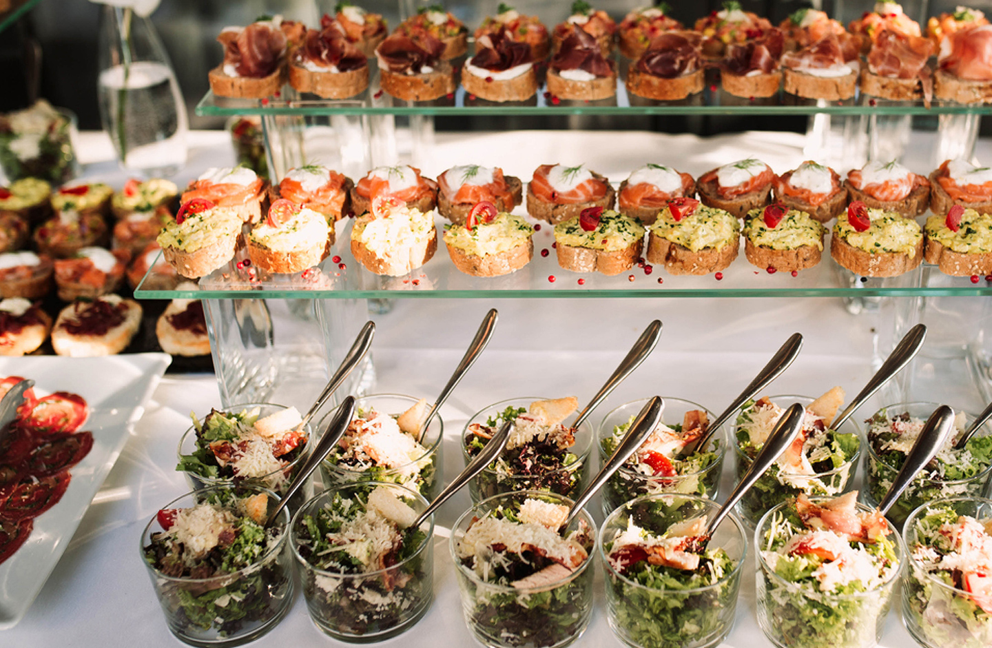 Hübsch angerichtetes Buffet mit vielen verschiedenen kleinen Snacks.