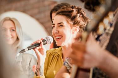 Hochzeitssängerin singt auf einer Hochzeit.