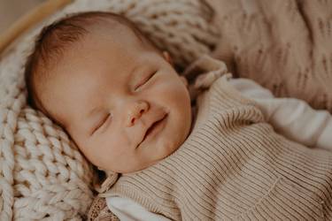 Schlafendes Baby  auf Strickdecken gekuschelt