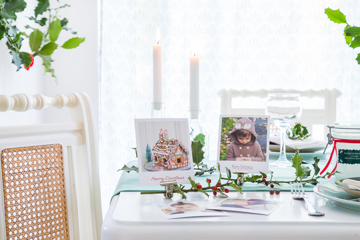 Tischdekoration zu Weihnachten selbst gemacht: mit Retro-Bildern und weihnachtlichen Fotos.