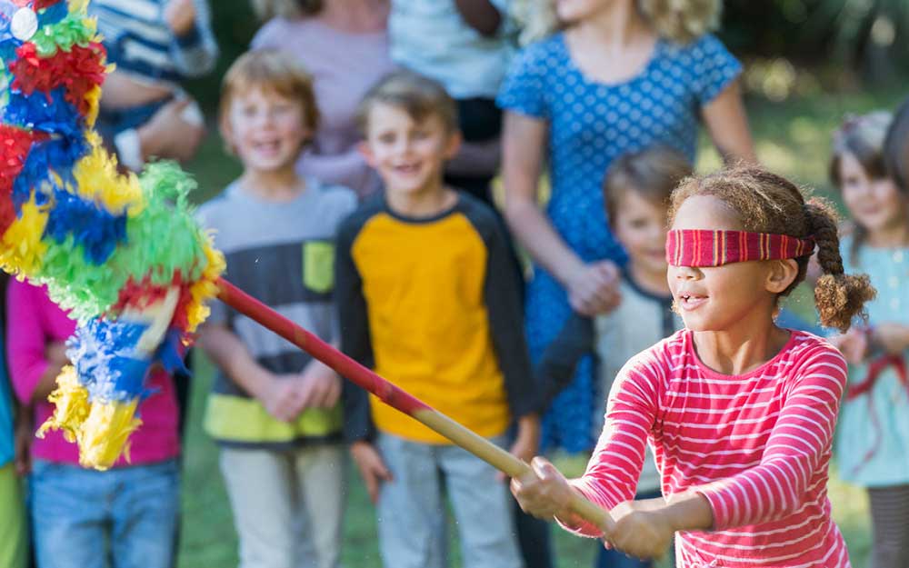 Mädchen spielt eines der beliebtesten Kindergeburtstagsspiele