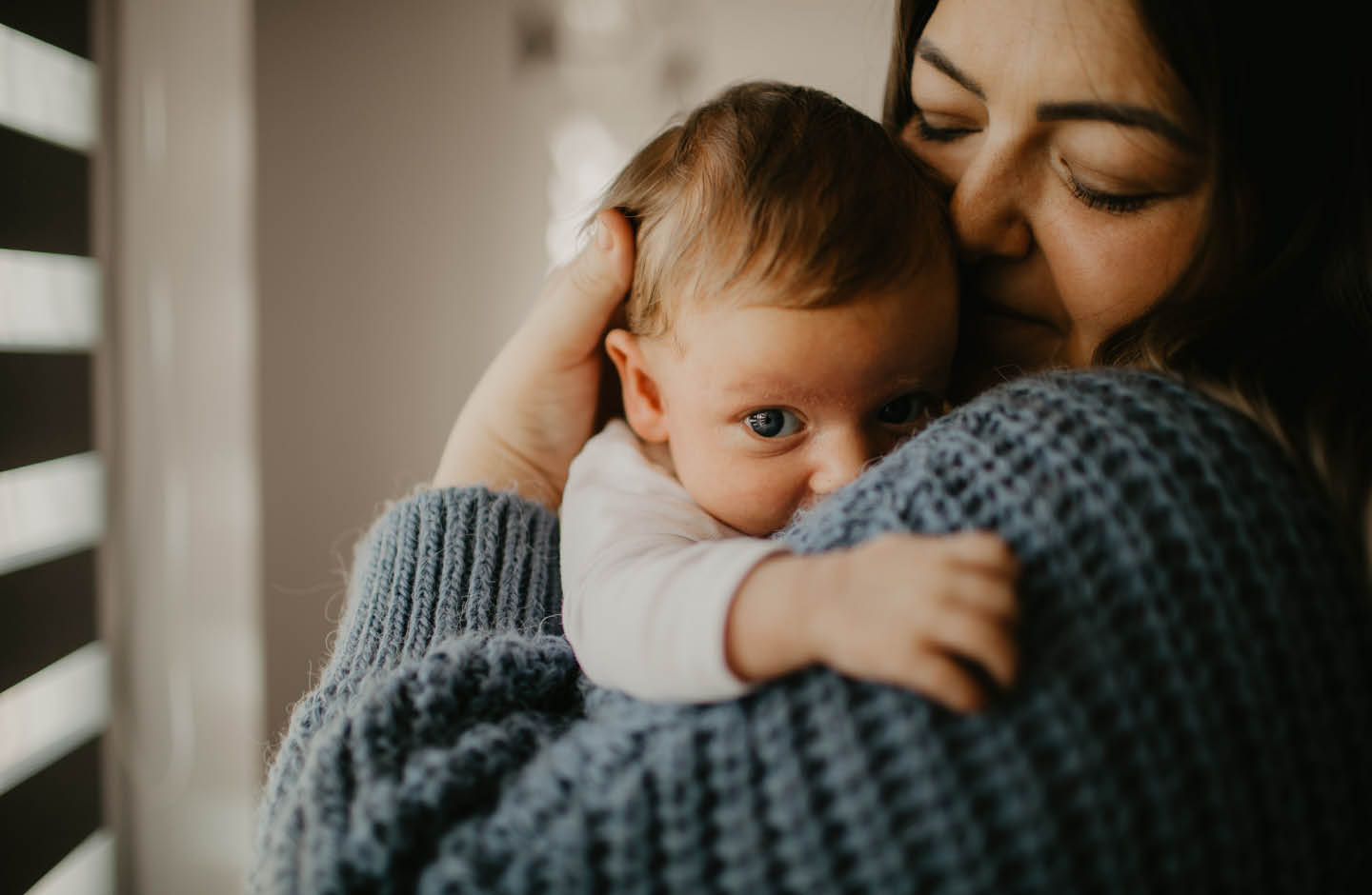 Frischgebackene Mutter mit Baby auf dem Arm