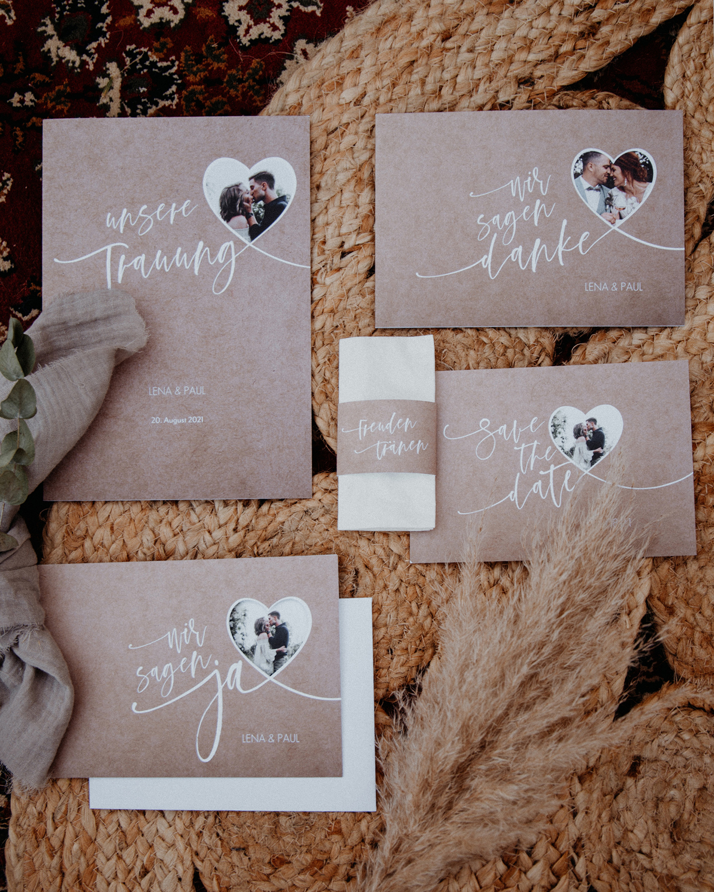Hochzeitspapeterie im Kraftpapier-Look mit ausgestanztem Herz für Hochzeitsfoto.