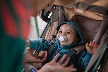 Baby sitzt in Kinderwagen