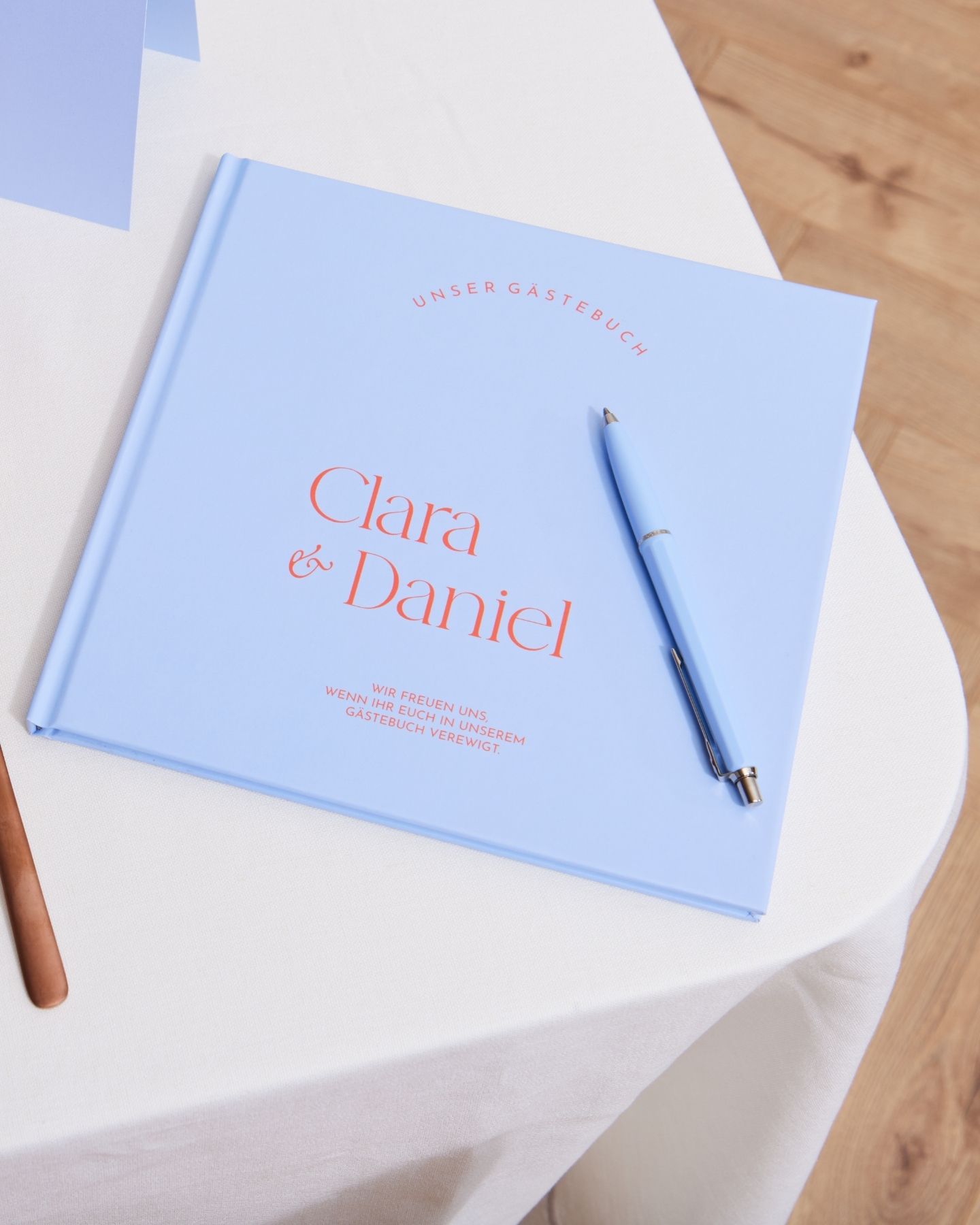 Gästebuch zur Hochzeit in Blau mit orangefarbener Schrift