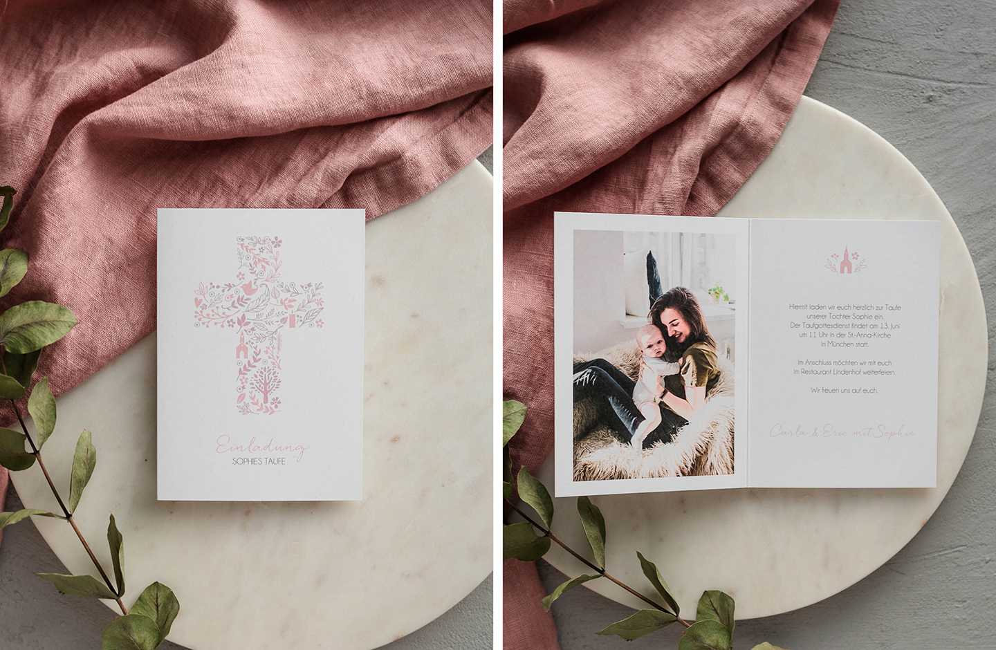 Einladungskarte zur Taufe mit rosafarbenem Kreuz. Innenseite ist personalisiert mit einem Bild des Taufkindes und seiner Mutter
