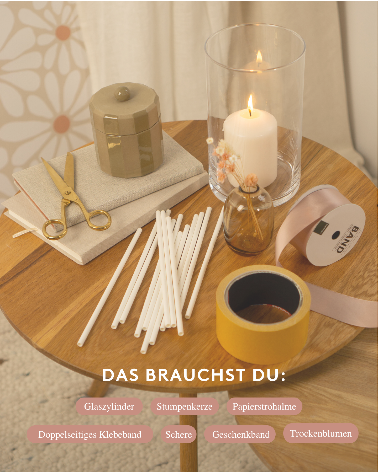 DIY Windlicht mit Strohhalmen und Trockenblumen als DIY Tischdeko zur Hochzeit selber machen. Alle Materialien liegen auf dem Tisch.