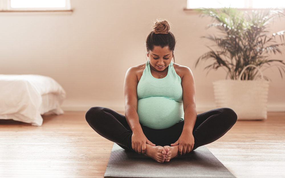 Schwangere Frau macht Yoga