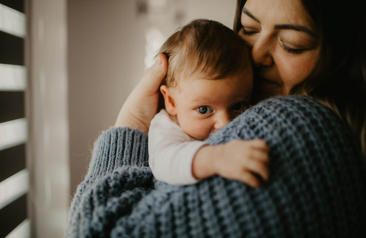 Mutter kuschelt mit Baby