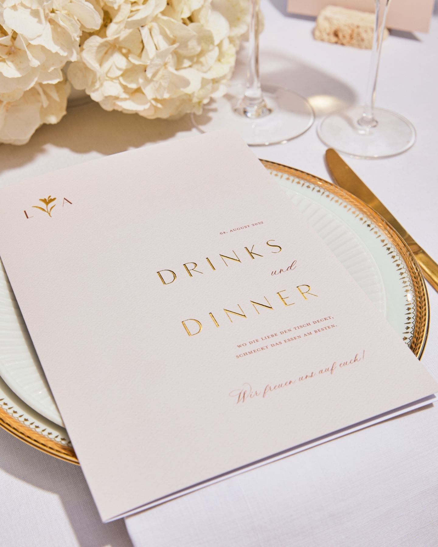 Tischkarten mit weißen Blüten und grünen Blättern auf. Kraftpapierhintergrund