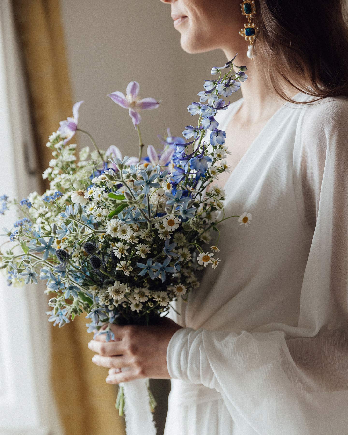 Braut hält Strauß aus Wildblumen