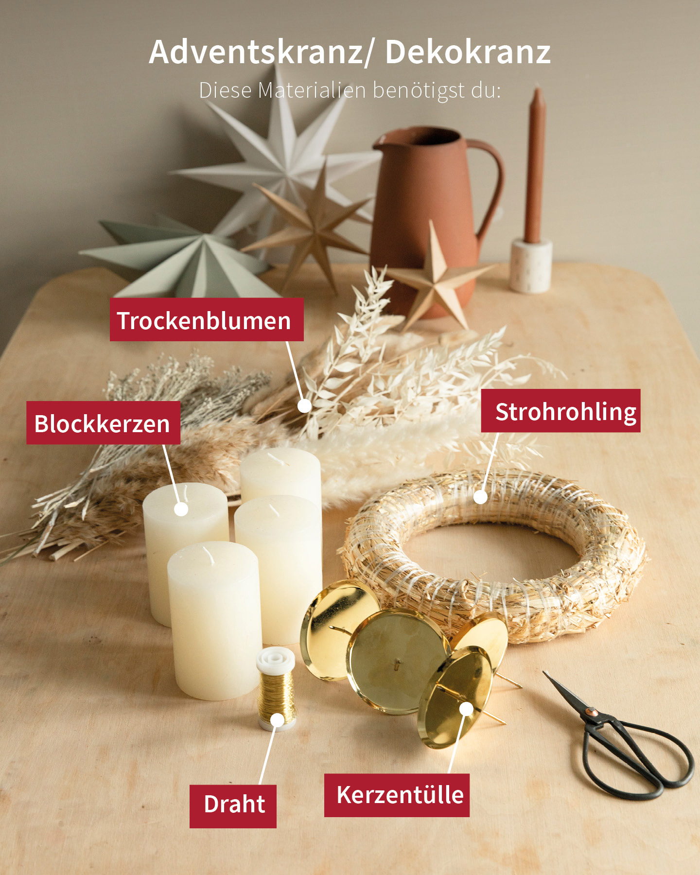 Weihnachtsdeko basteln: Materialien für einen Adventskranz liegen auf einem Holztisch.