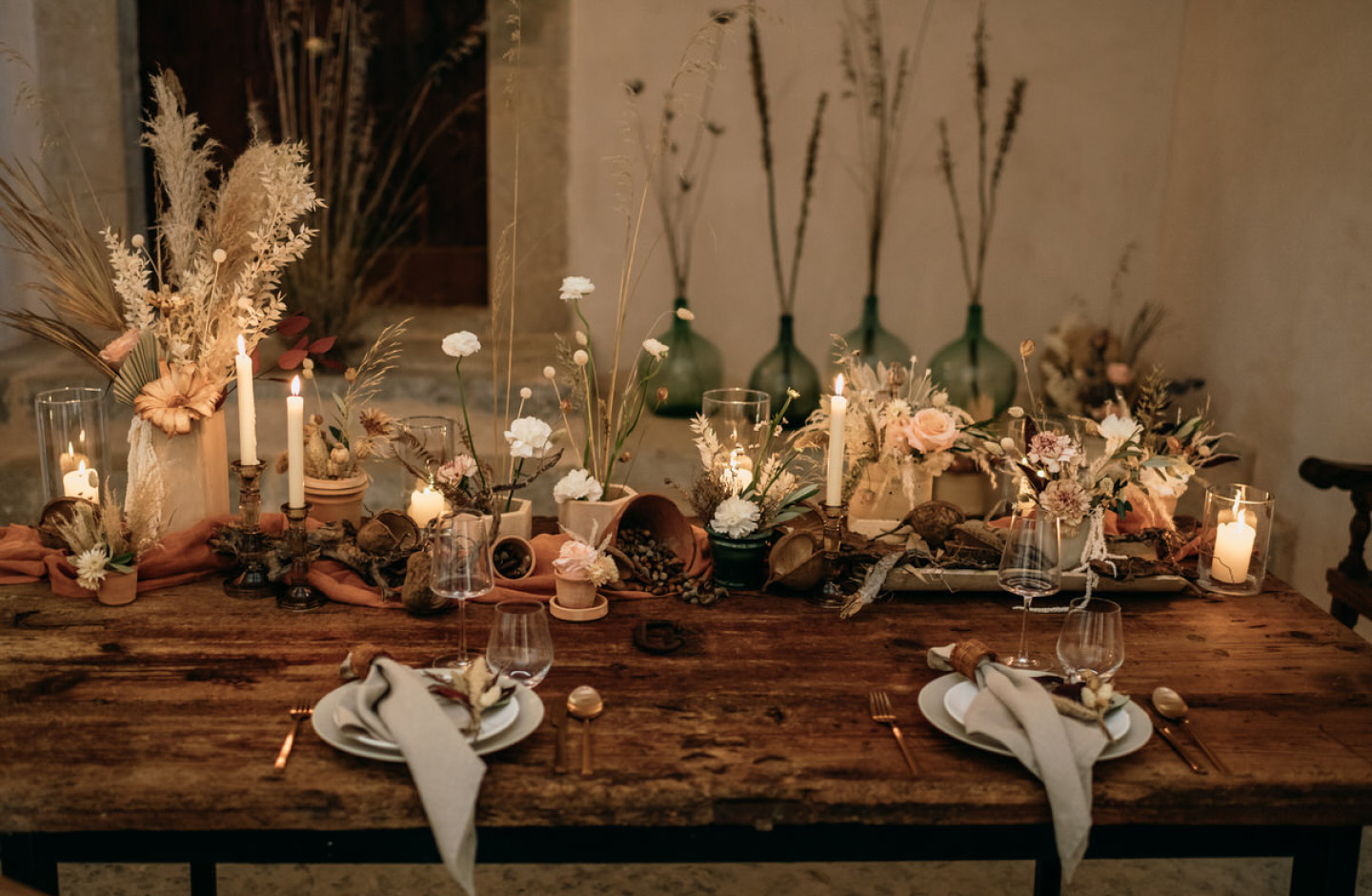 Ein Hochzeitstisch mit schlichter Tischdekoration.