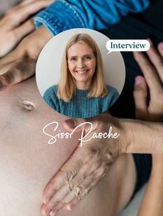 Hebamme Sissi Rasche tastet den Bauch einer schwangeren Frau ab