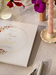 Hochzeitsgästebuch auf schön dekoriertem Tisch mit beigefarbener Leinendecke