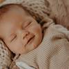 Schlafendes Baby  auf Strickdecken gekuschelt