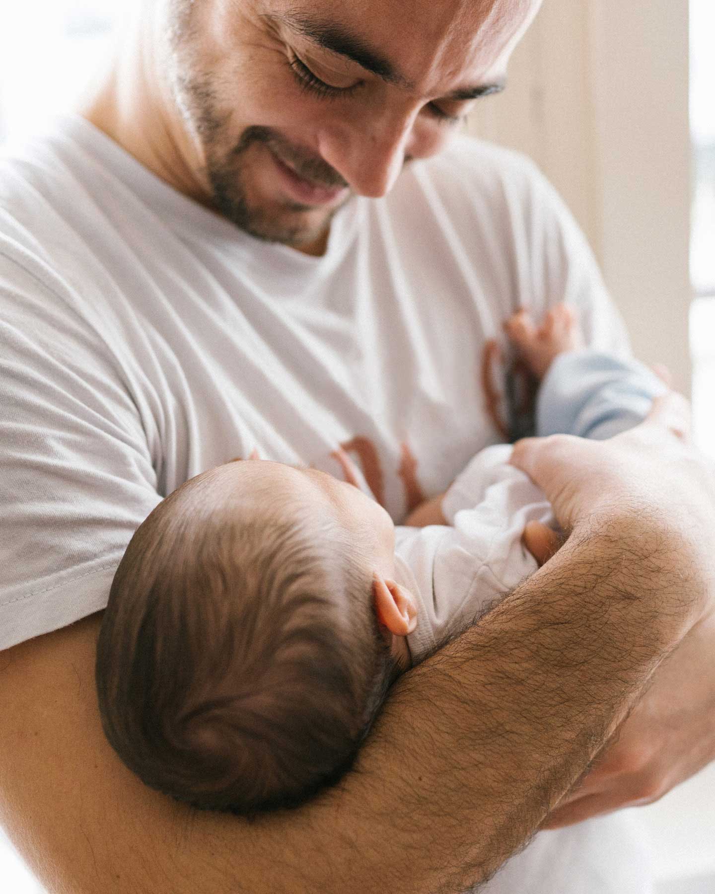 Vater hält Baby im Arm