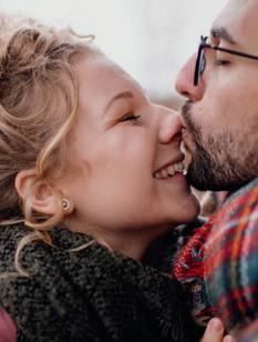 Verliebtes Paar feiert Valentinstag